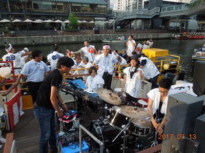 第17回難波八阪神社　道頓堀川船渡御　ミナミまち育てネットワーク　大阪芸大ジャズ供奉船です