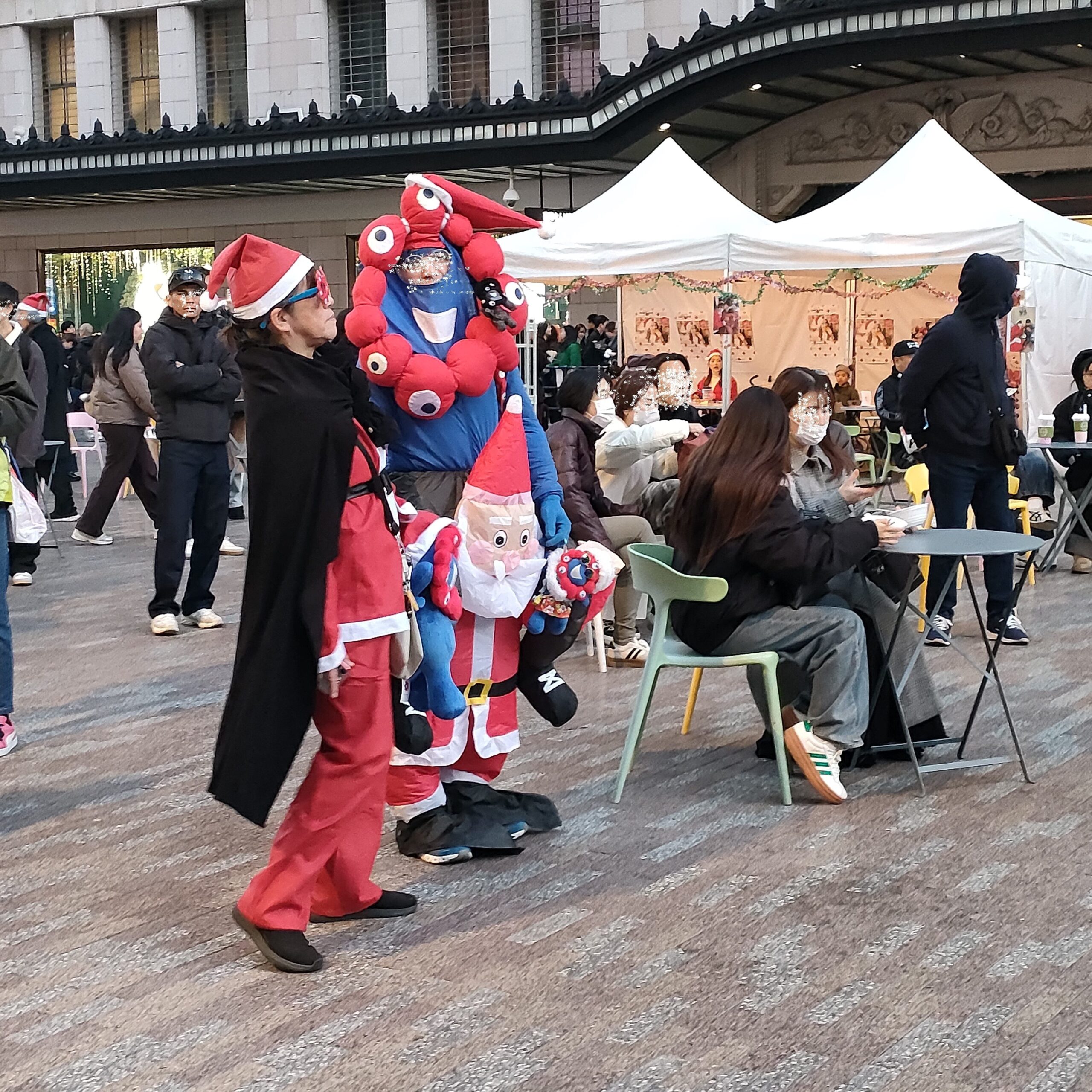 サンタバルチャリティライブ ~なんば広場~ 3 ミャクミャクサンタ2 edited scaled