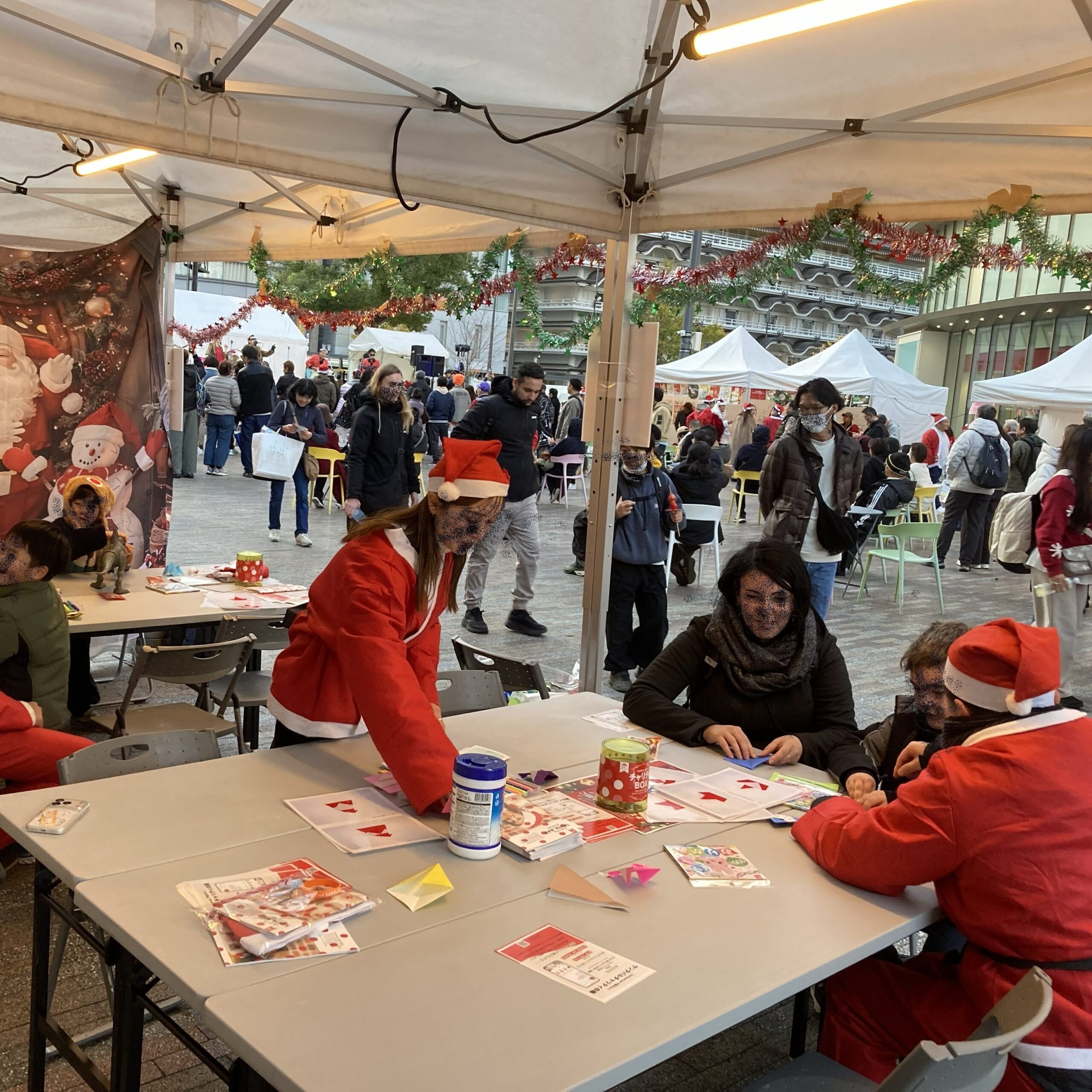 サンタバルチャリティライブ ~なんば広場~ 4 折り紙サンタ作成1 edited scaled