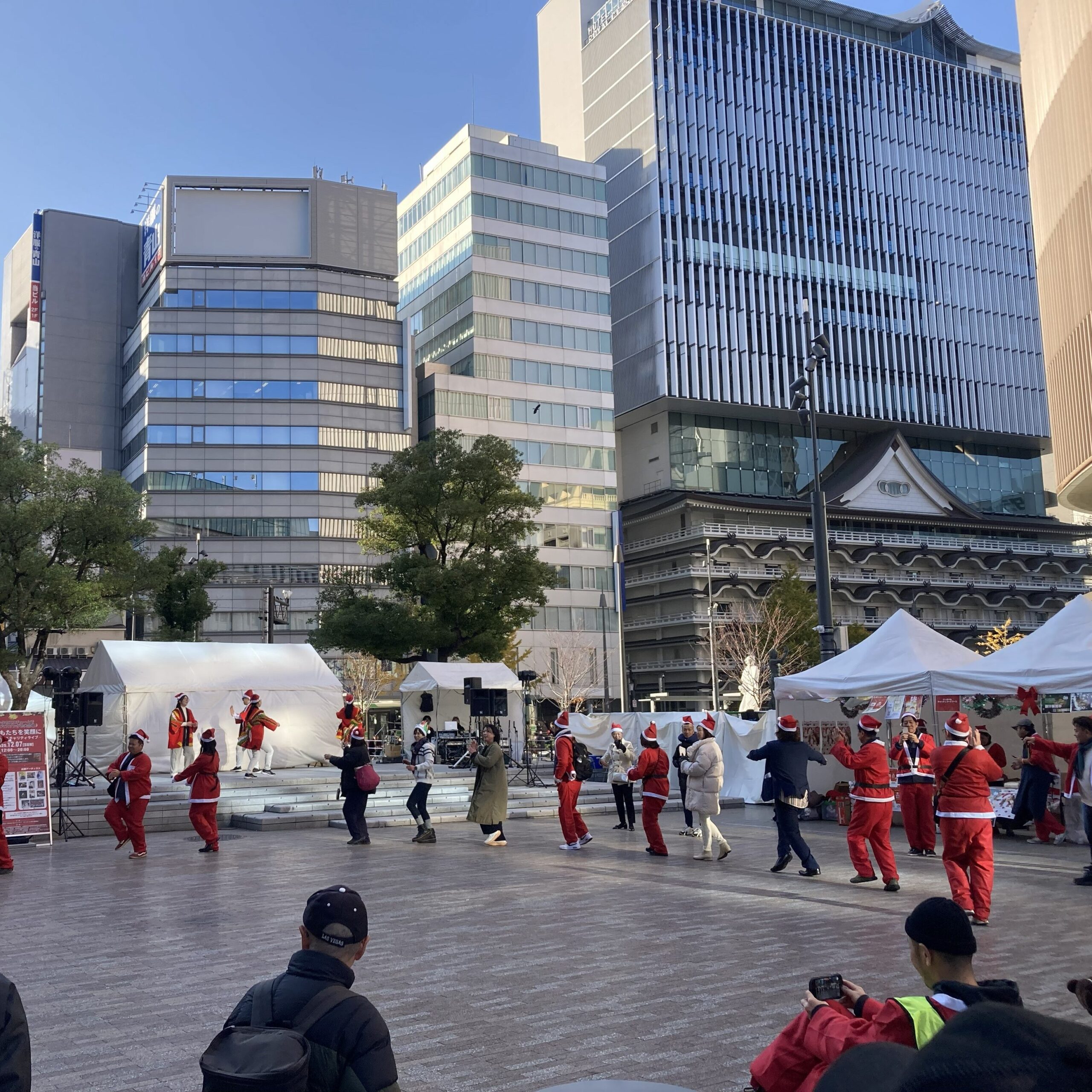 サンタバルチャリティライブ ~なんば広場~ 5 盆踊りサンタ edited scaled